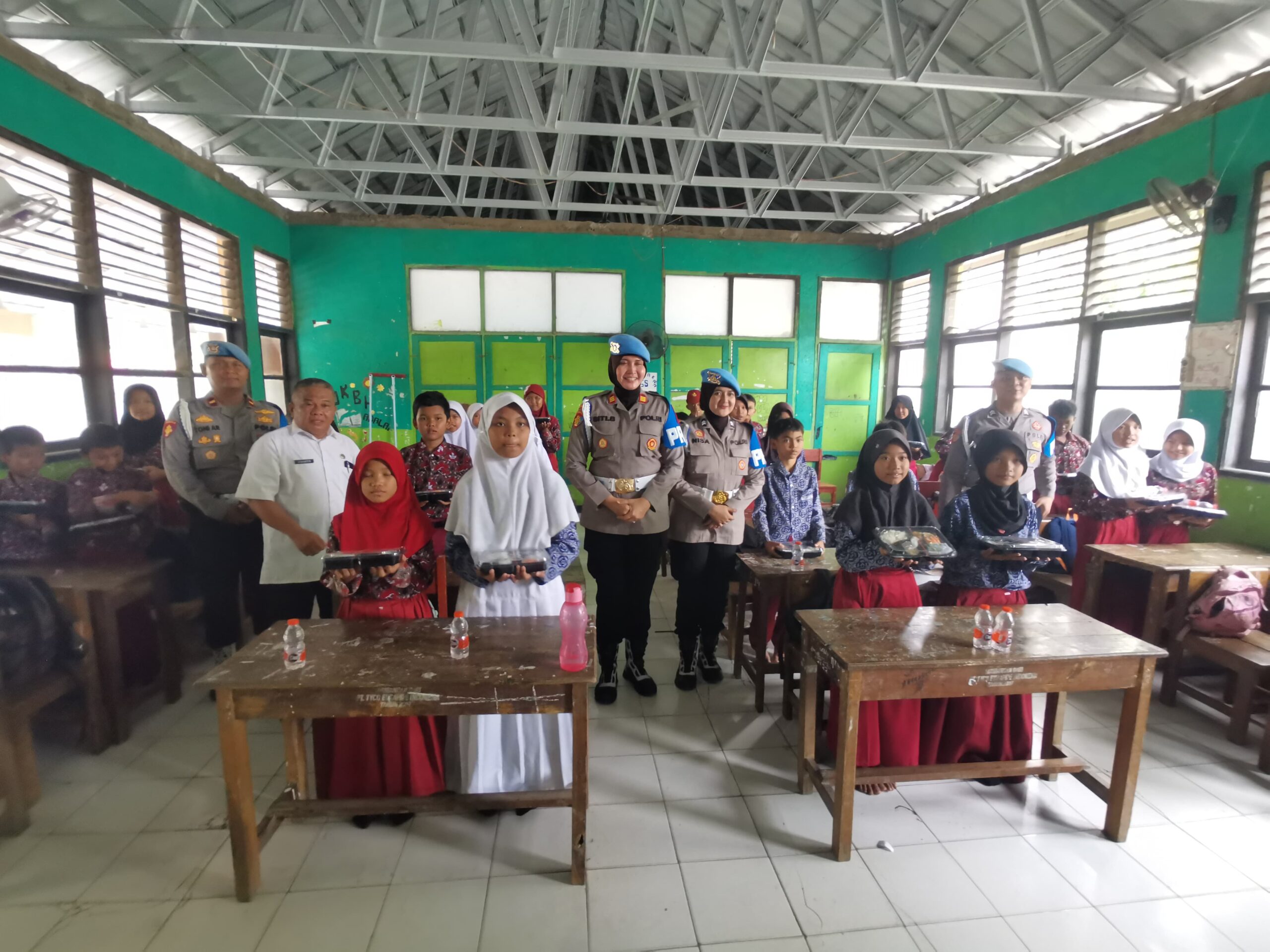 Wujudkan Program Presiden, Polsek Klari Polres Karawang Bersama Muspika Klari Bagikan Makan Siang Bergizi Di SDN 3 Anggadita