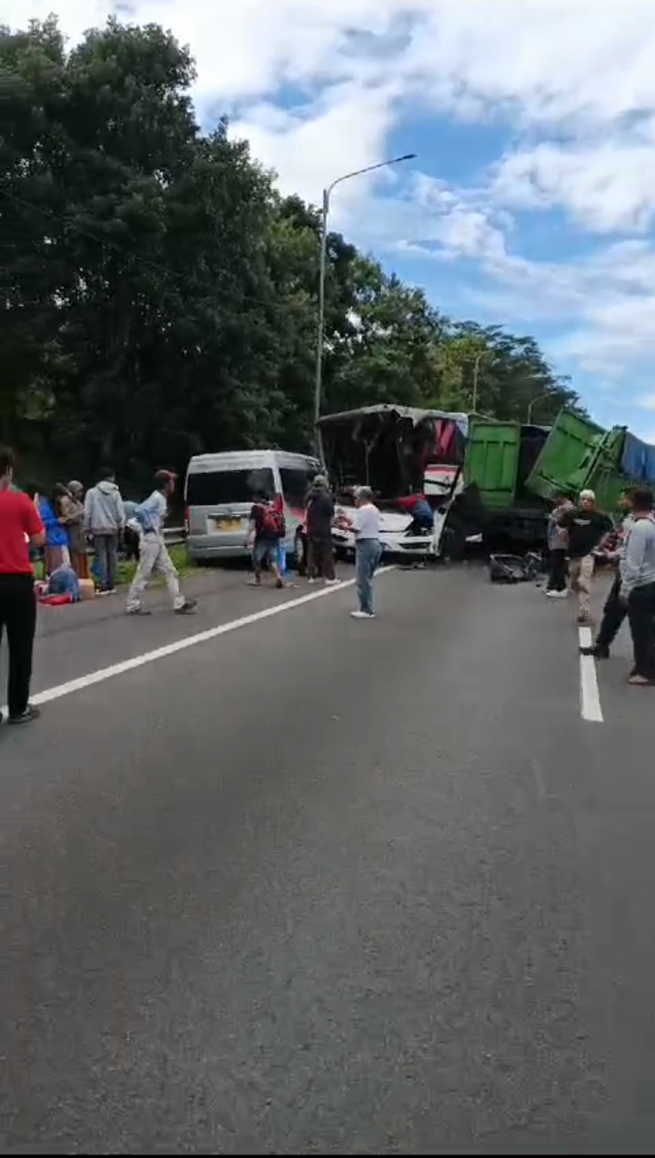 Truk Tak kuat menanjak,, mengakibatkan tabrakan beruntun di tol Cipularang.