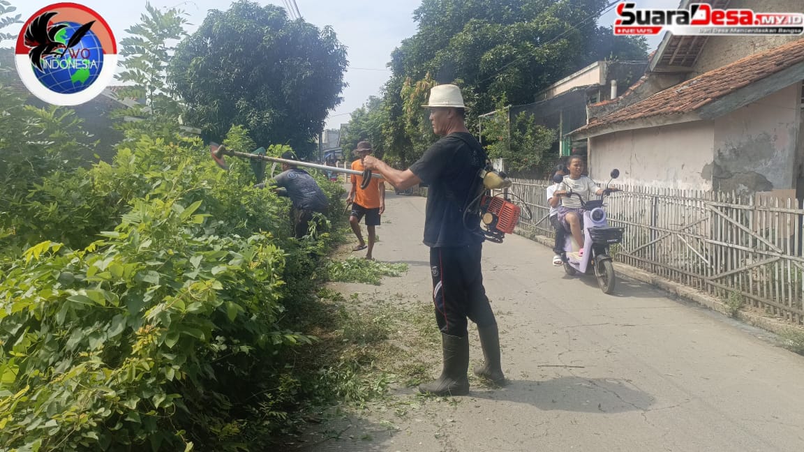 Warga Tegaltanjung Kelurahan karangpawitan gotong royong Membersihkan Di Area lingkungan