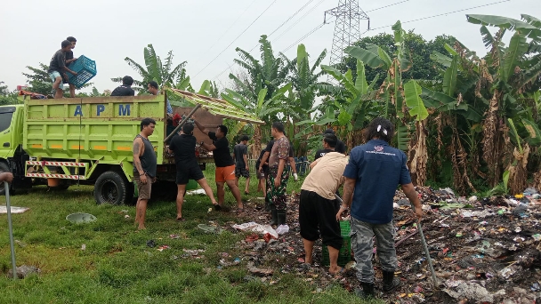 Tanggapi Aduan Masyarakat, Sampah Liar Di Kondangjaya Di Bersihkan Rescue Katar Kabupaten Karawang Bersama Gabungan Tiga Pilar