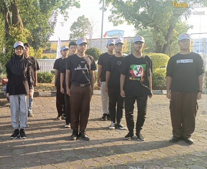 SMAIT Harapan Umat Gelar Latihan Persiapan Lomba LKBB di Depan Gedung DPRD Karawang ‎