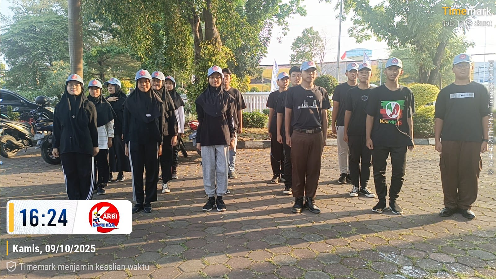 SMAIT Harapan Umat Gelar Latihan Persiapan Lomba LKBB di Depan Gedung DPRD Karawang