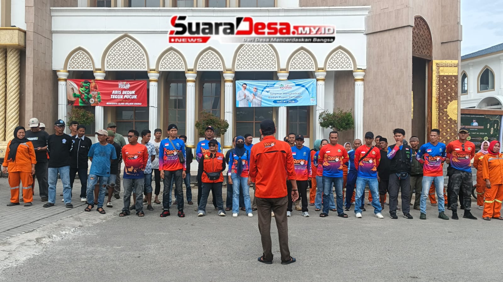 Rescue Karang Taruna Karawang Bersama Kecamatan Karawang Barat, DLHK dan BAZNAS Gelar Aksi Bersih Masjid Agung Karawang